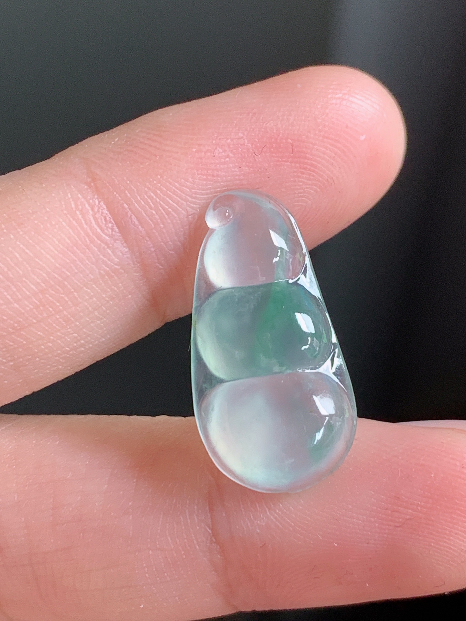 天然缅甸翡翠A货飘花豆子吊坠，尺寸21.3*11.2*4.5