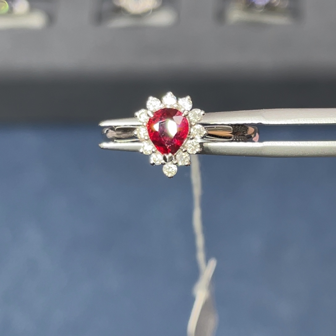 红宝石戒指18K金镶嵌无烧鸽血红