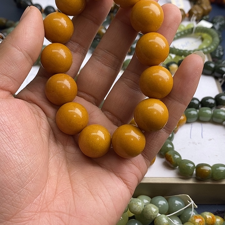 未镶嵌透闪石质玉珠宝奇石