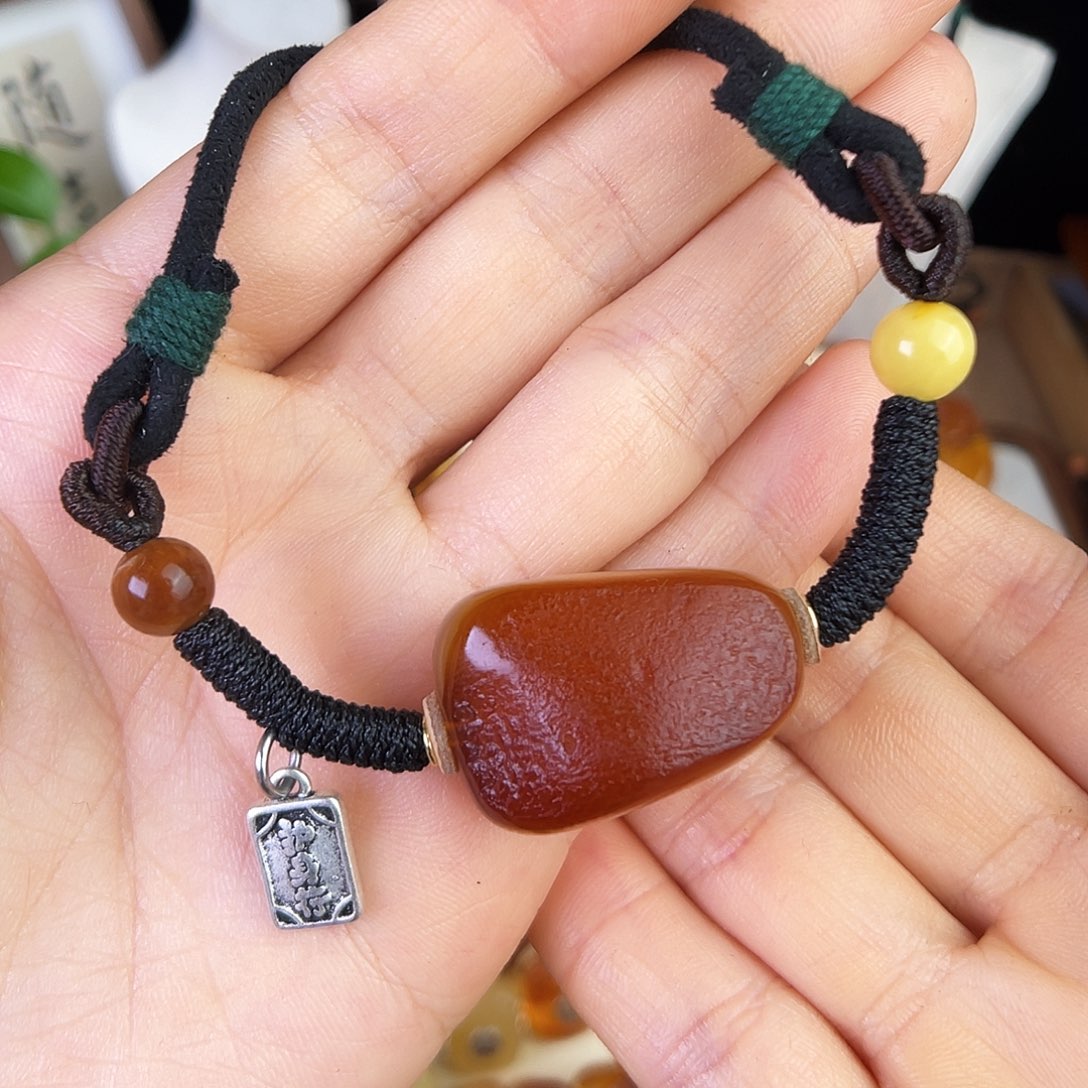 琥珀珠宝奇石未镶嵌。