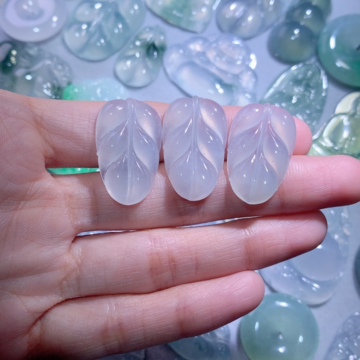 翡翠颈饰未镶嵌一手叶子