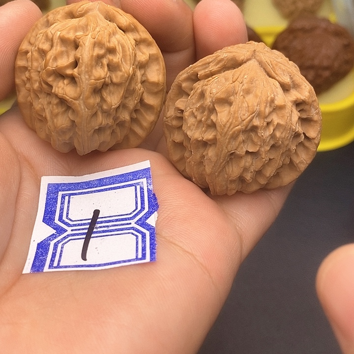 文玩核桃吊坠38白狮子（双色球）