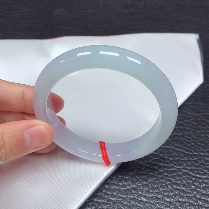 翡翠手镯未镶嵌。