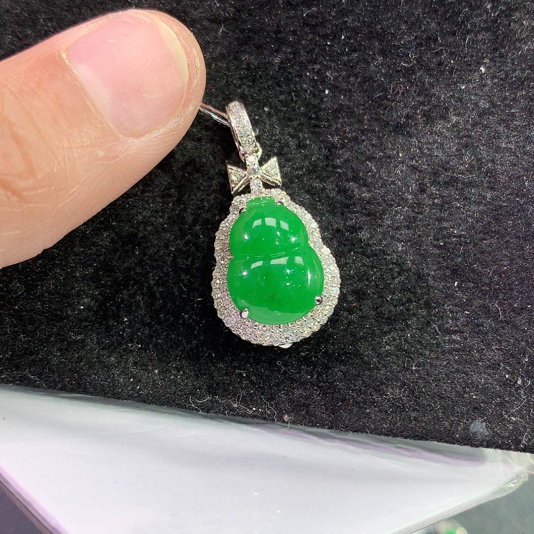 翡翠吊坠(赠链)18K金镶嵌