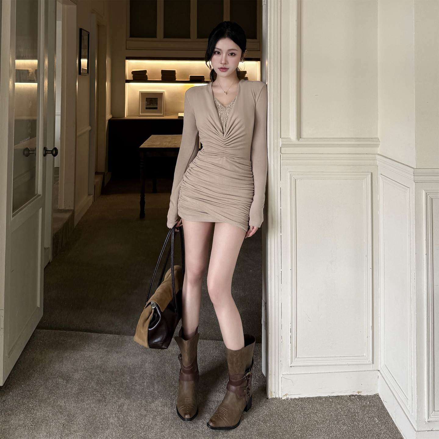 运补6-8r 纯欲辣妹V领褶皱连衣裙女秋季修身款连衣裙性感包臀裙