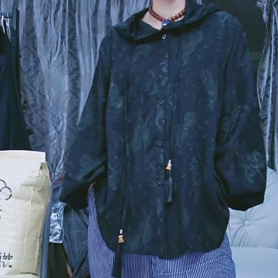 旺妮亚精品服饰带帽上衣