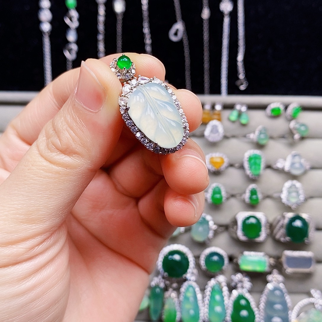 翡翠银S925镶嵌颈饰叶子