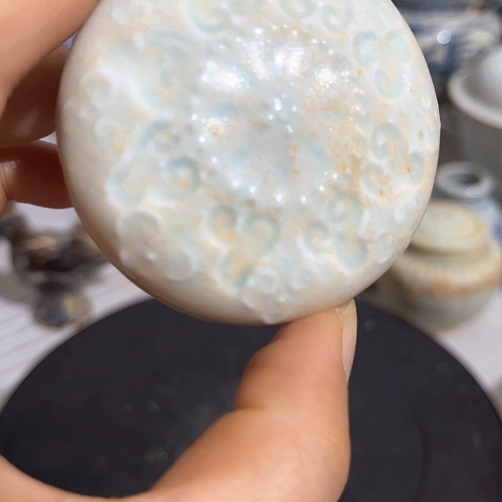 玉*心一个刻花的小粉盒