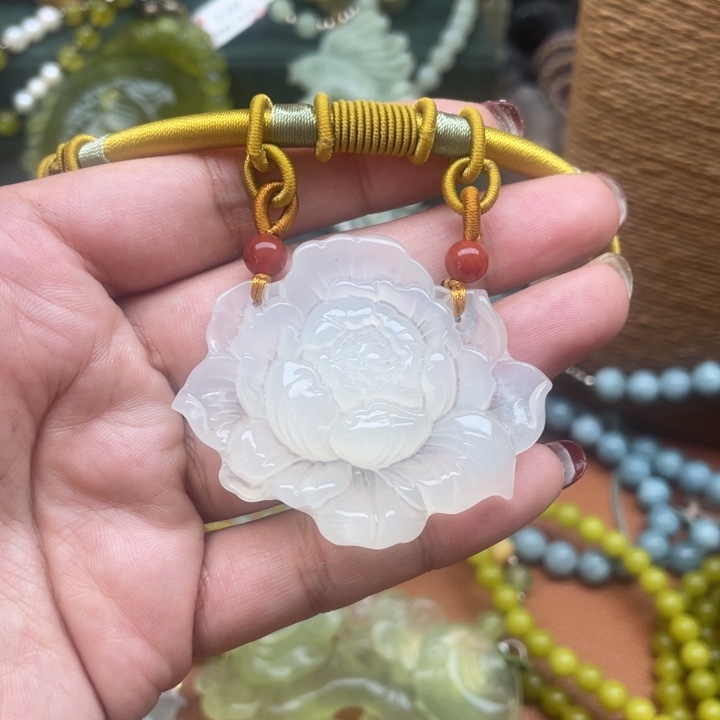 蛇纹石玉吊坠合金