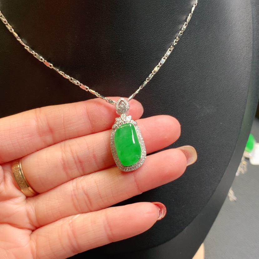 【闪购商品】翡翠吊坠(赠链)18K金镶嵌