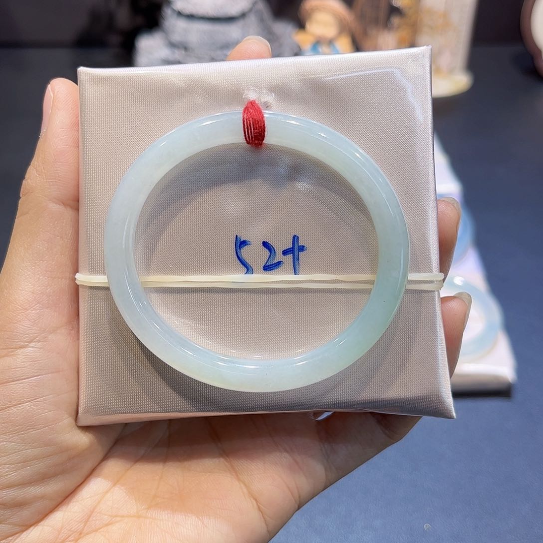 翡翠手镯未镶嵌翡翠手镯