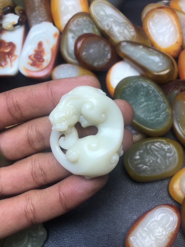 和田玉防古龙吊坠