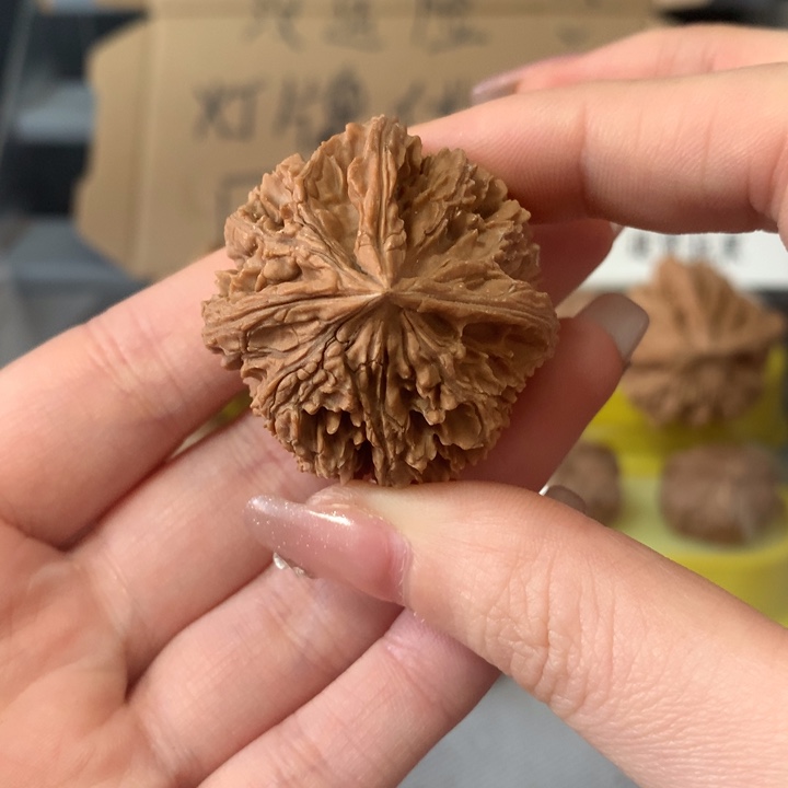 燃***坐文玩核桃吊坠异形单只，有瑕疵