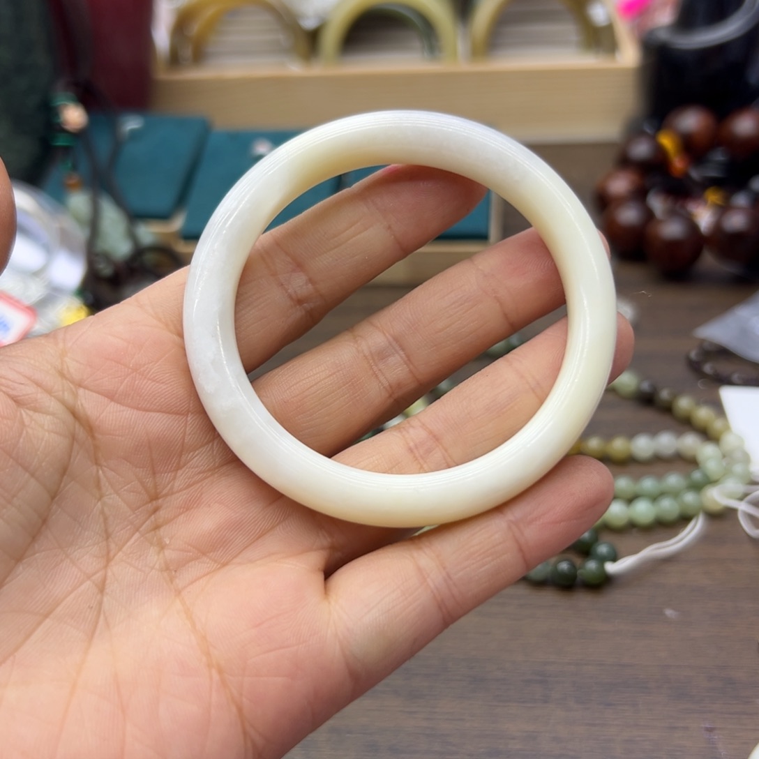 和田玉未镶嵌手镯57.5圈围571瑕