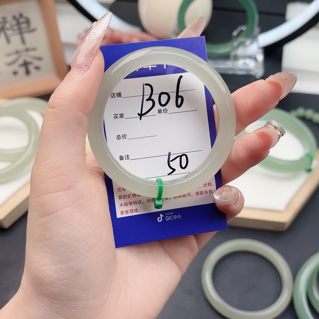 辰***辰石英质玉未镶嵌手镯