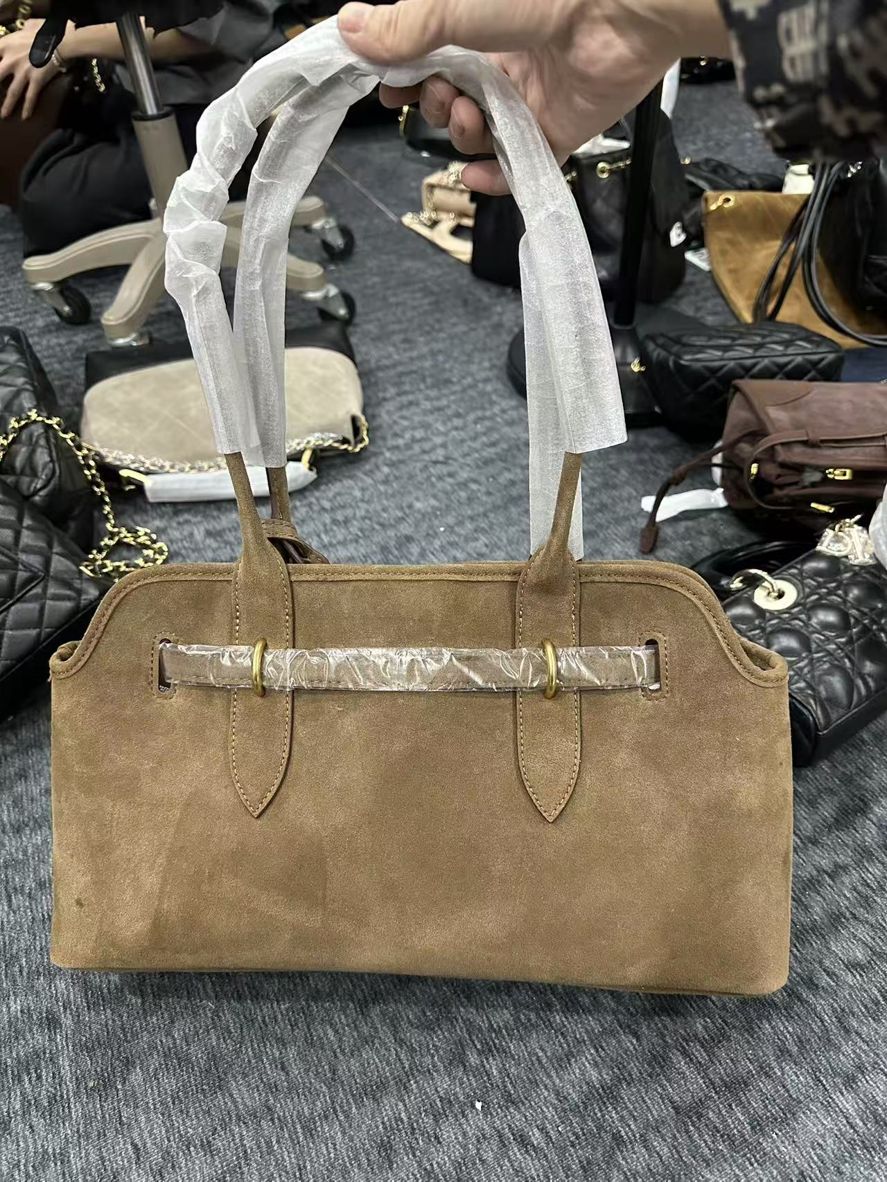 新款单肩麂皮贝壳横款