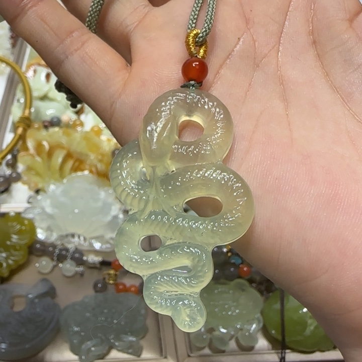 蛇纹石玉吊坠未镶嵌