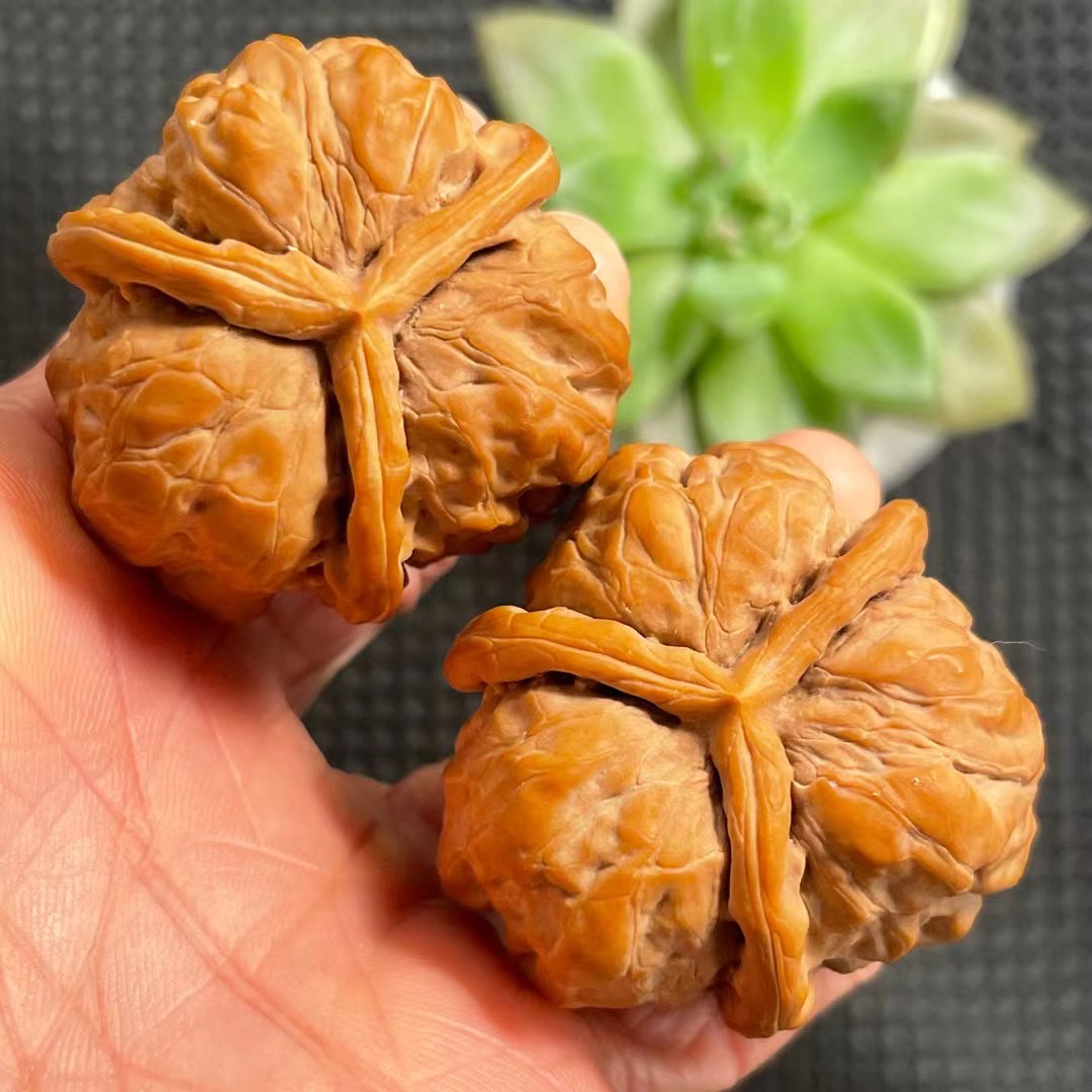 蛤蟆头三棱文玩核桃