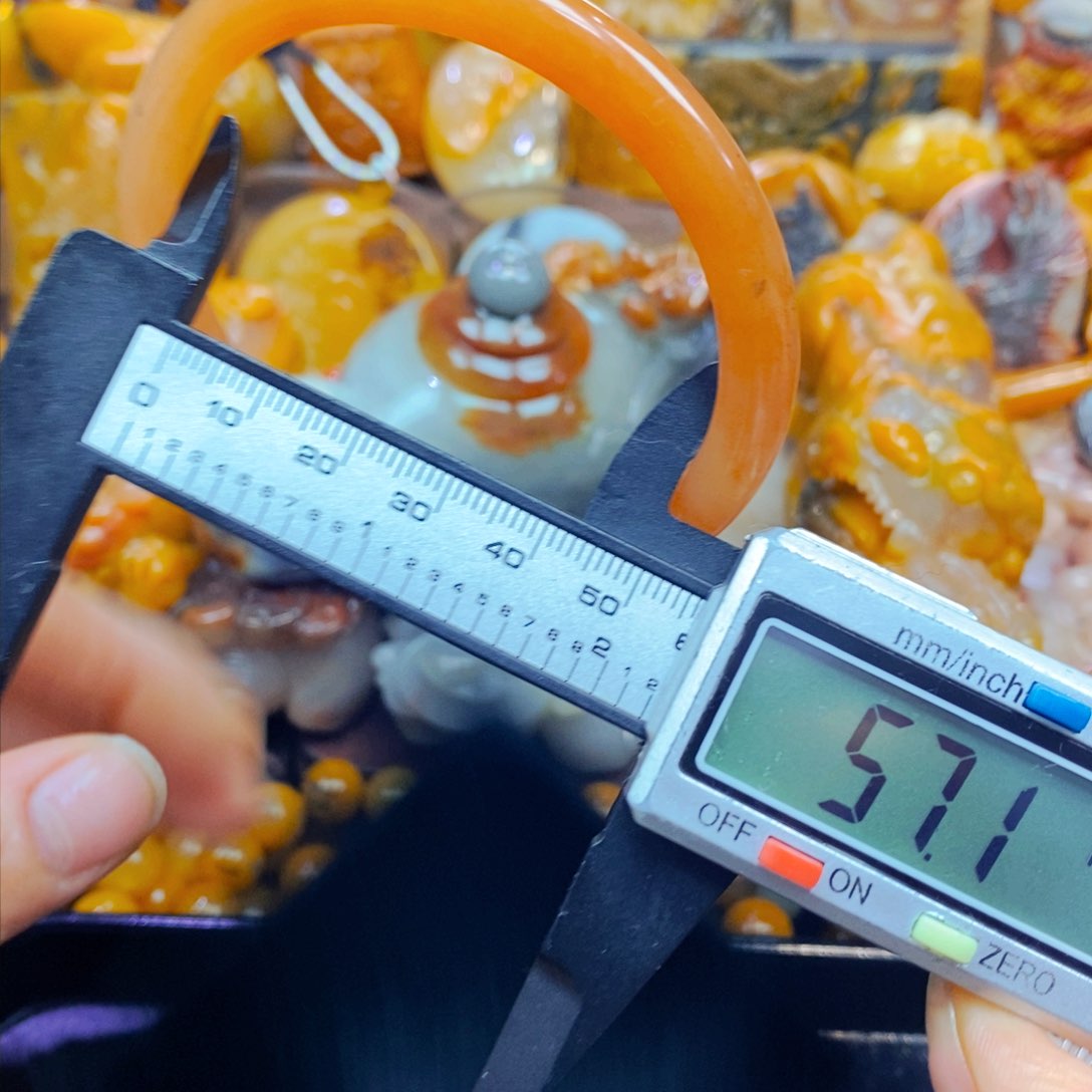 未镶嵌石英质玉（黄龙玉）颈饰