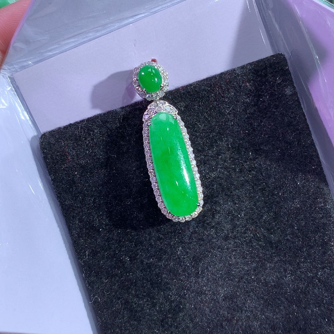 翡翠吊坠(赠链)18K金镶嵌