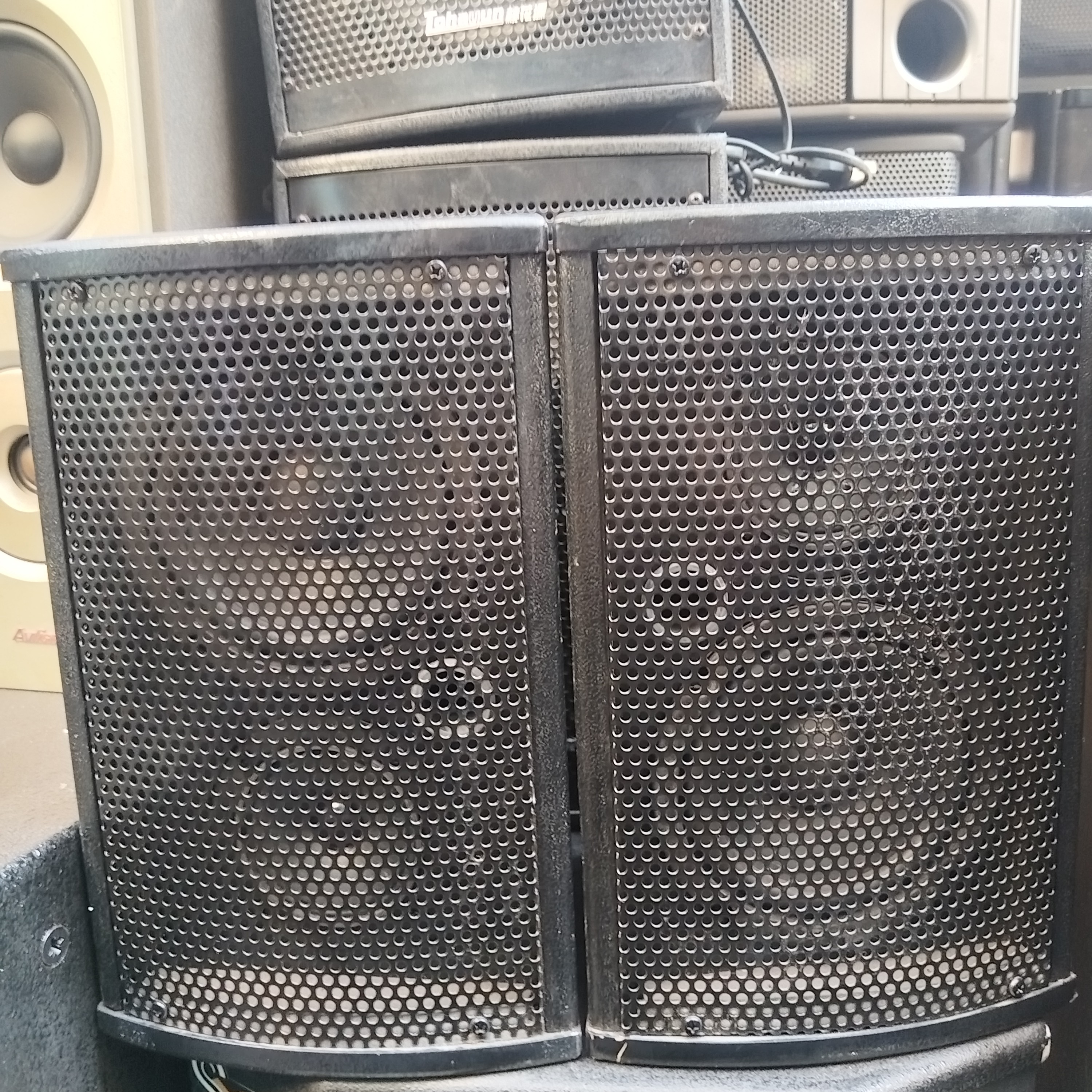 8新  小专业箱一对，不包邮费不支持七天无理由退货