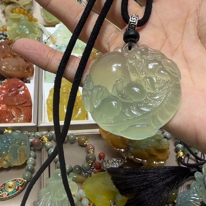 蛇纹石玉吊坠未镶嵌