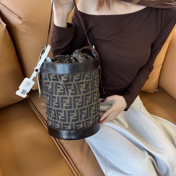 95新 FENDI/芬迪 XM/黑棕色老花刺绣手提单肩水桶包/WJAD12129803