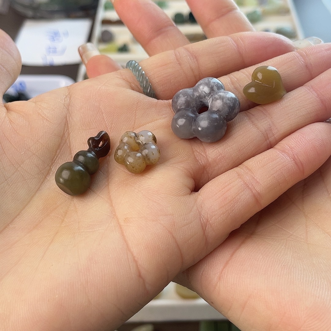 那***谁和田玉未镶嵌颈饰