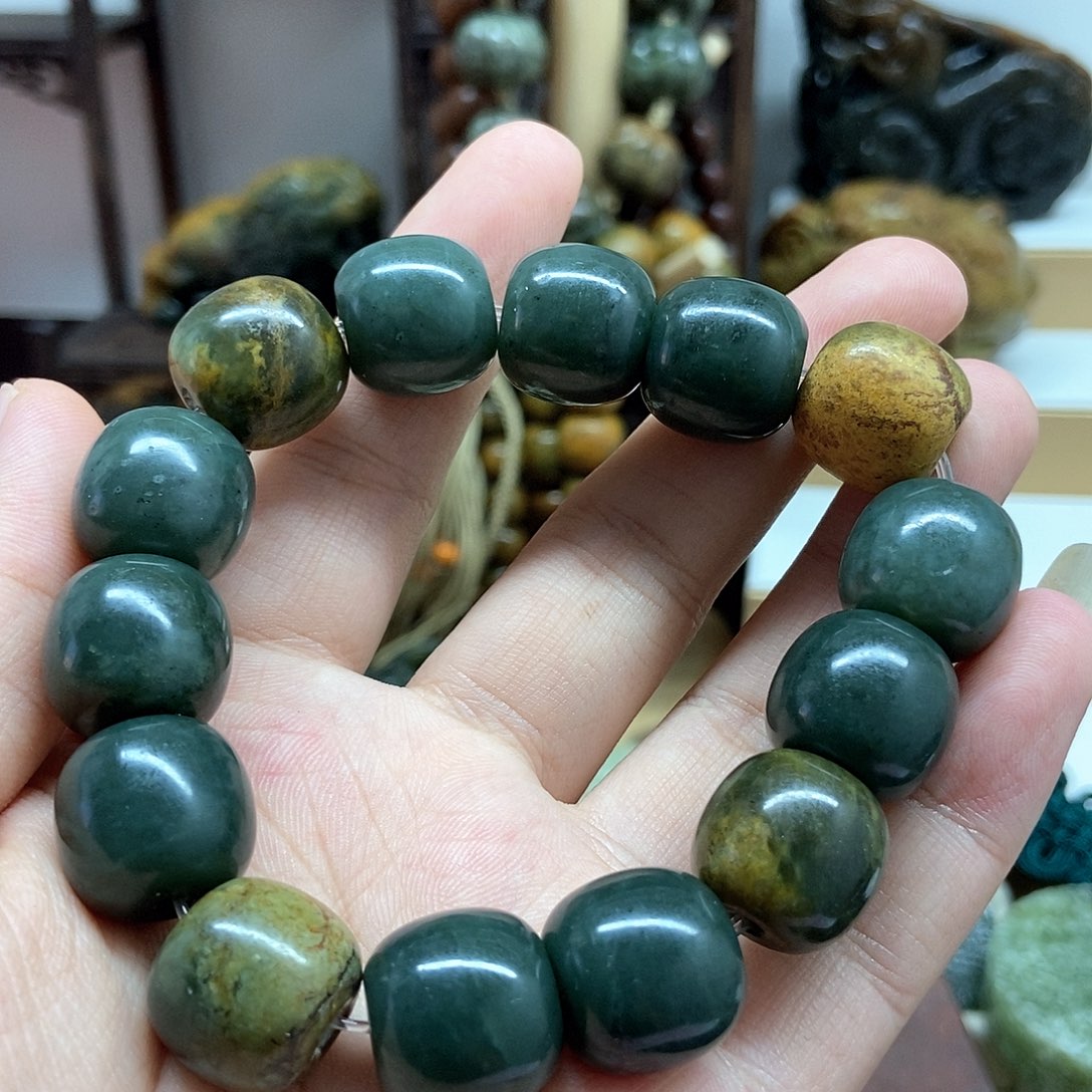 岫岩河磨玉（透闪石质玉）把件未镶嵌人**过