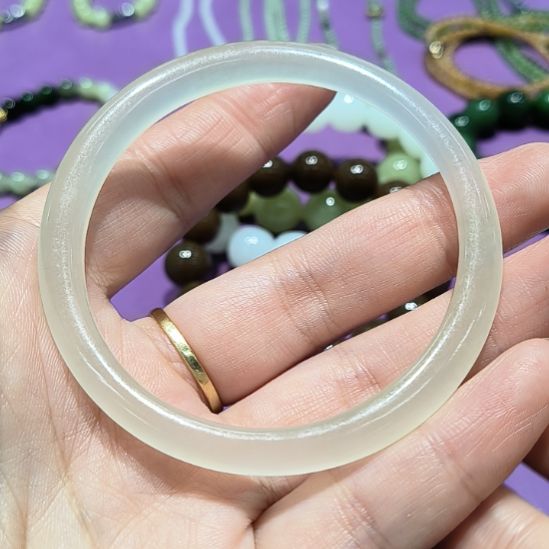 和田玉未镶嵌手镯