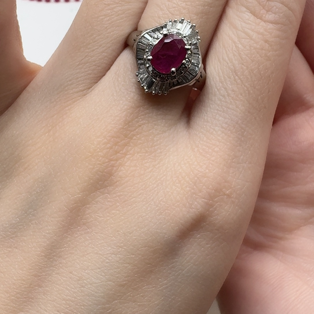 宛***罗未镶嵌红宝石戒指