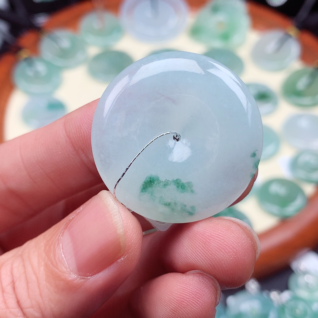 翡翠颈饰未镶嵌平安扣