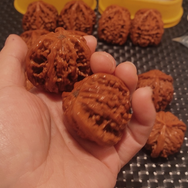 桃核把件洪***隆工艺