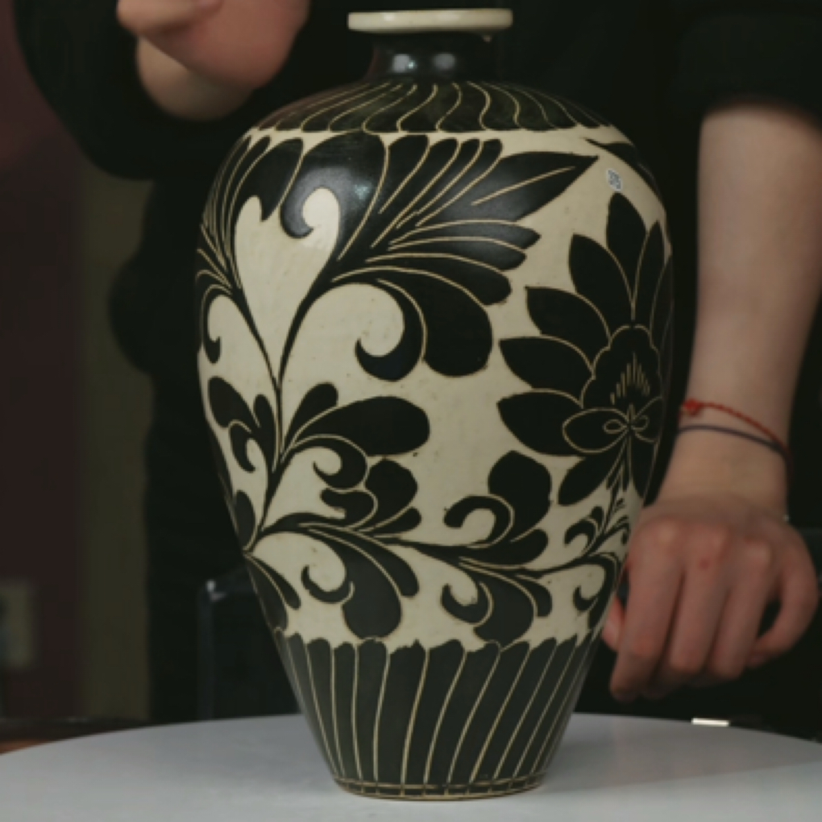 M磁州窑白地墨彩剔刻莲瓣纹梅瓶