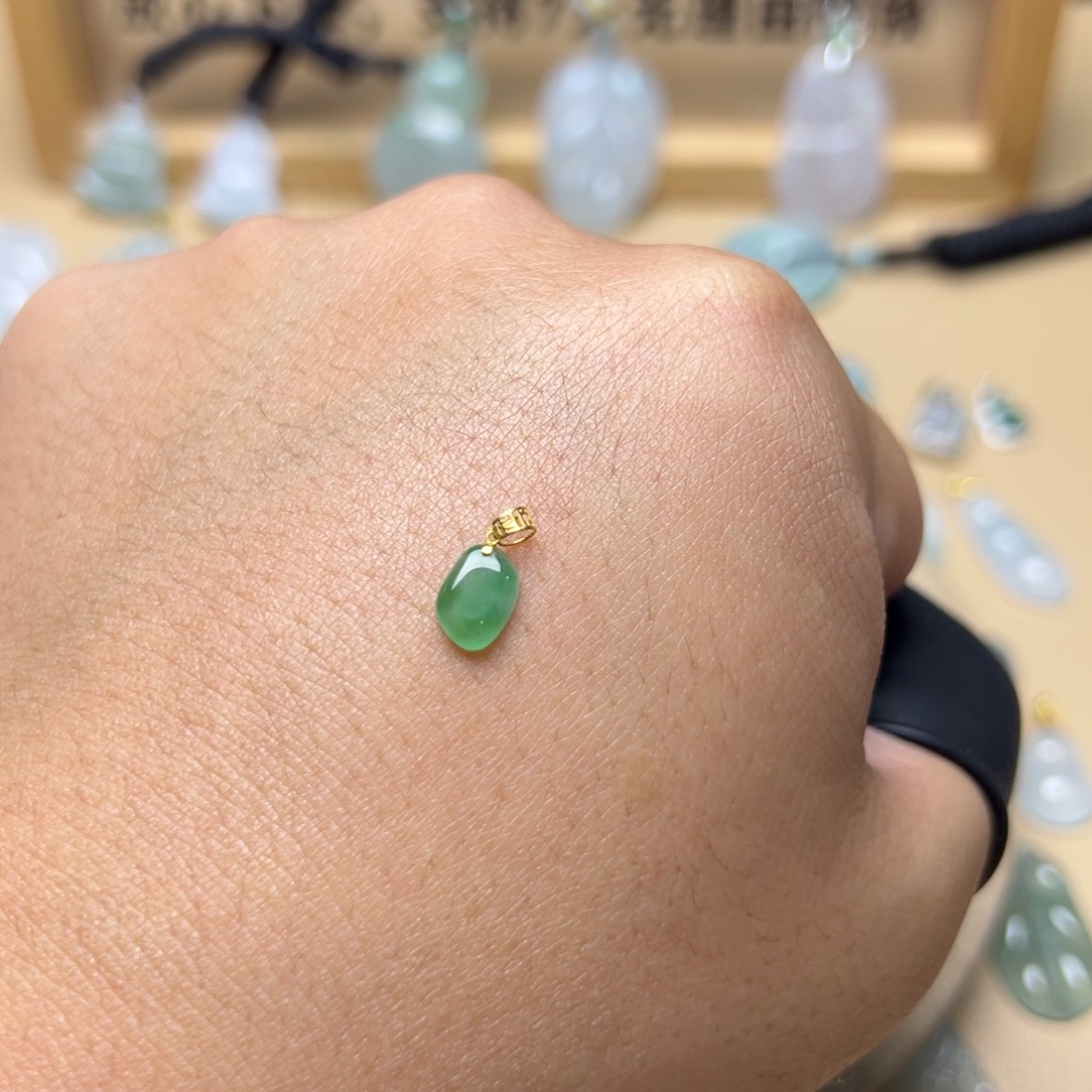 翡翠18K金镶嵌颈饰随形