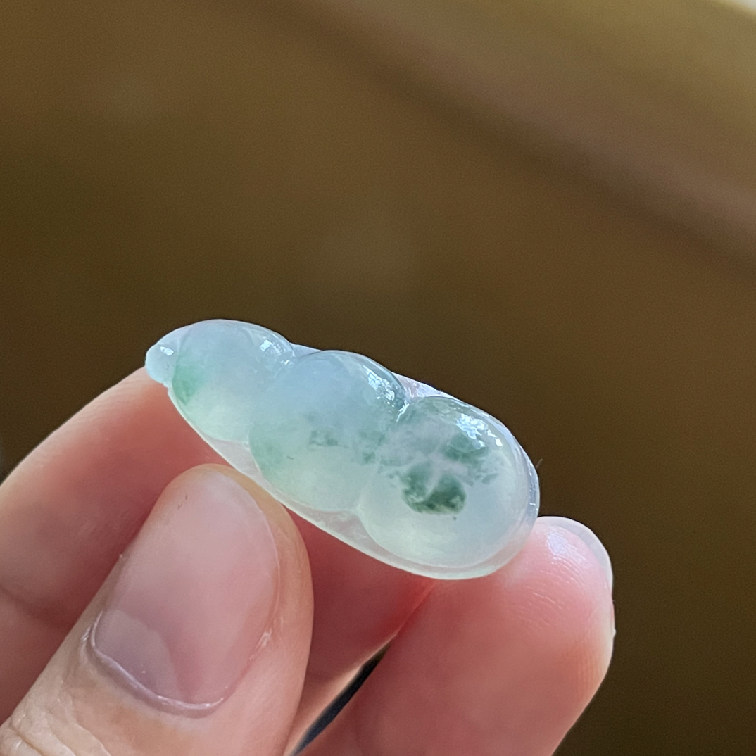 天然翡翠毛货自然光实拍冰飘花饱满豆子