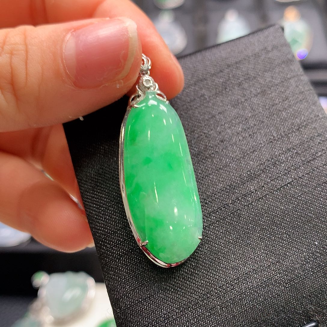 翡翠18K金镶嵌颈饰福瓜