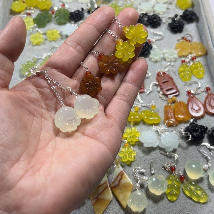 蛇纹石玉未镶嵌耳饰