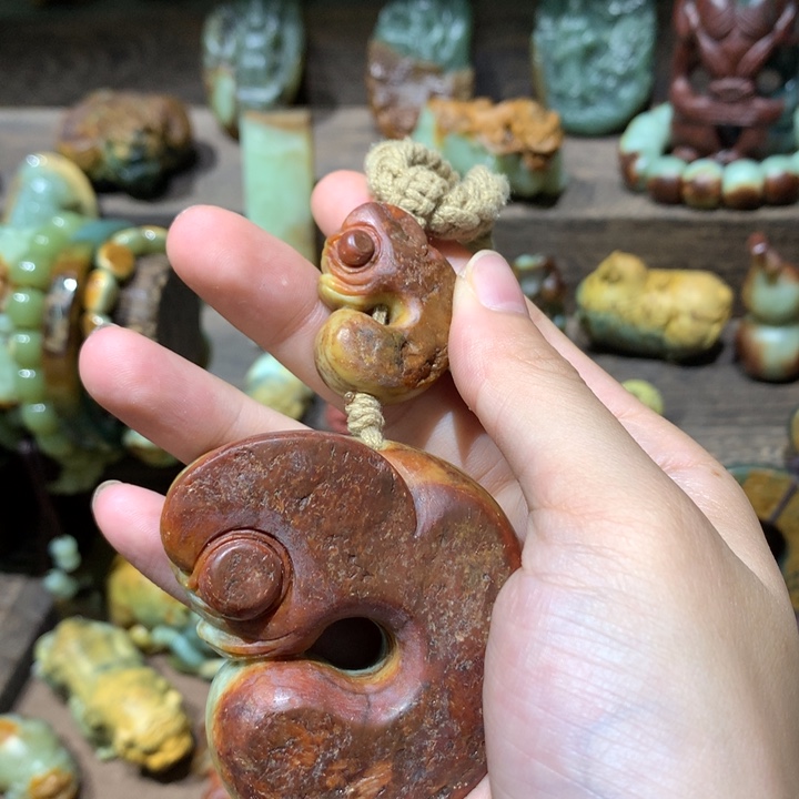 未镶嵌岫岩河磨玉（透闪石质玉）把件