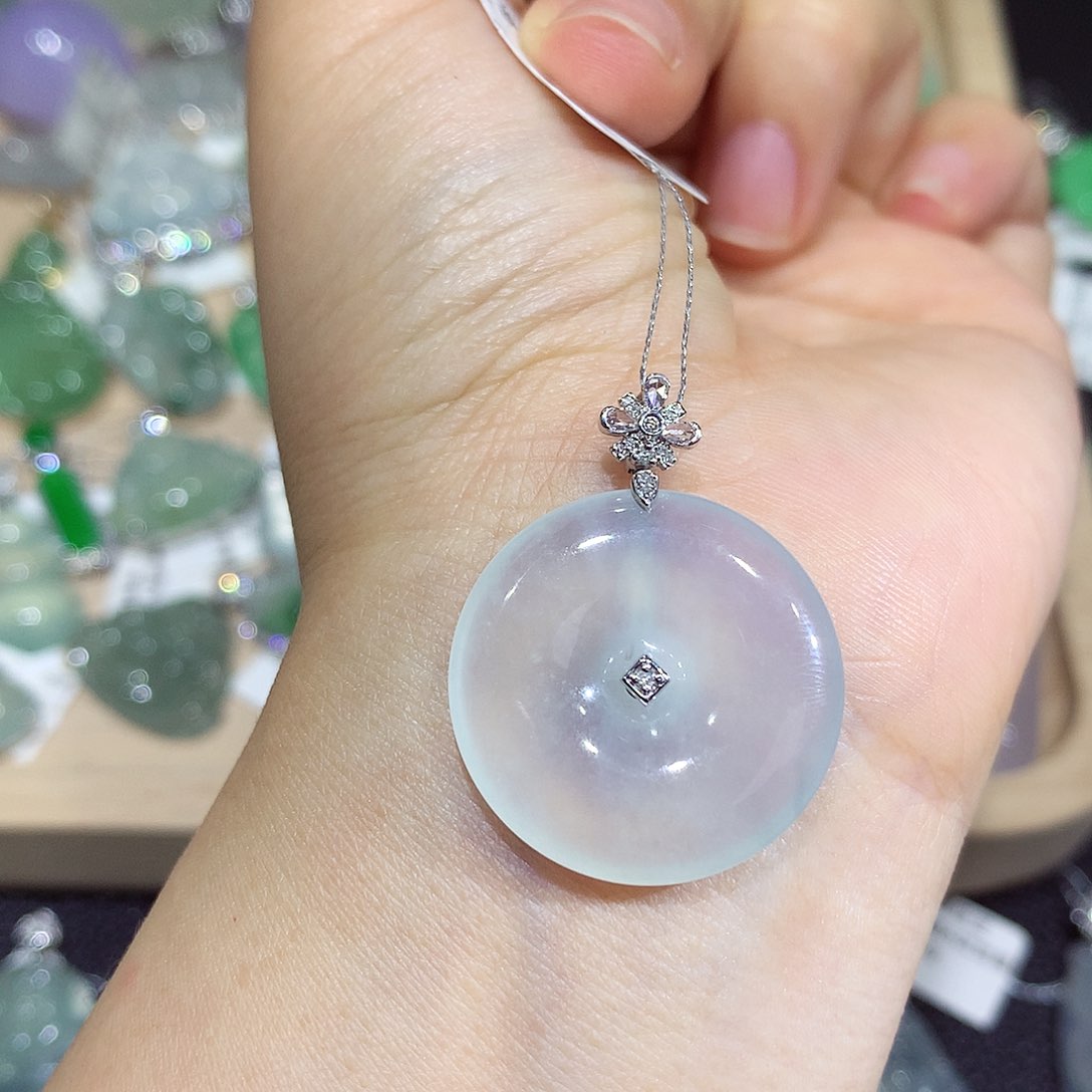 翡翠18K金镶嵌颈饰扣子