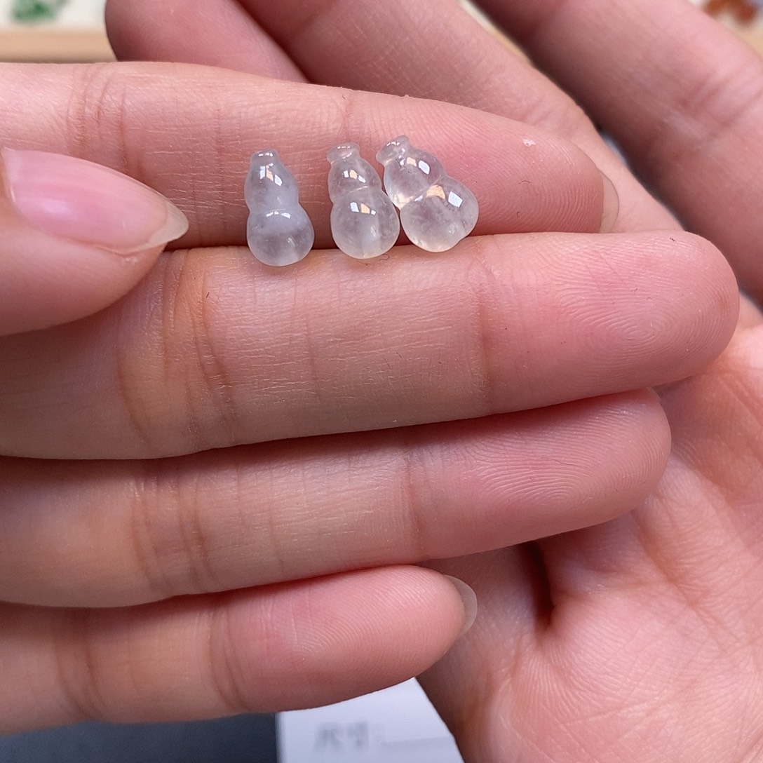 起***户翡翠未镶嵌颈饰000