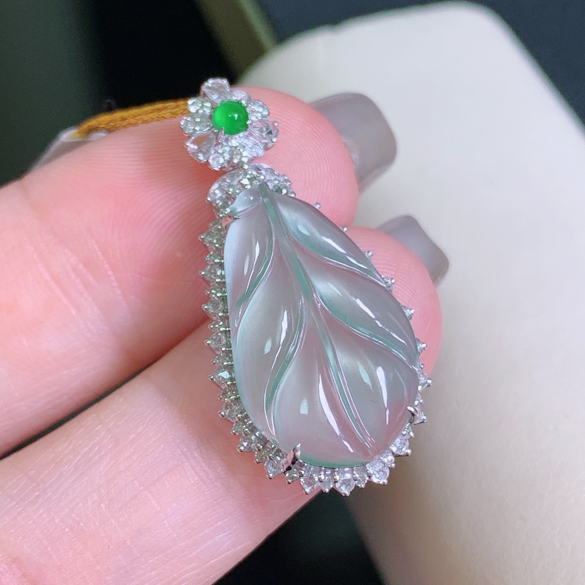 天然缅甸A货翡翠冰种起荧光叶子吊坠揭阳精品翡翠