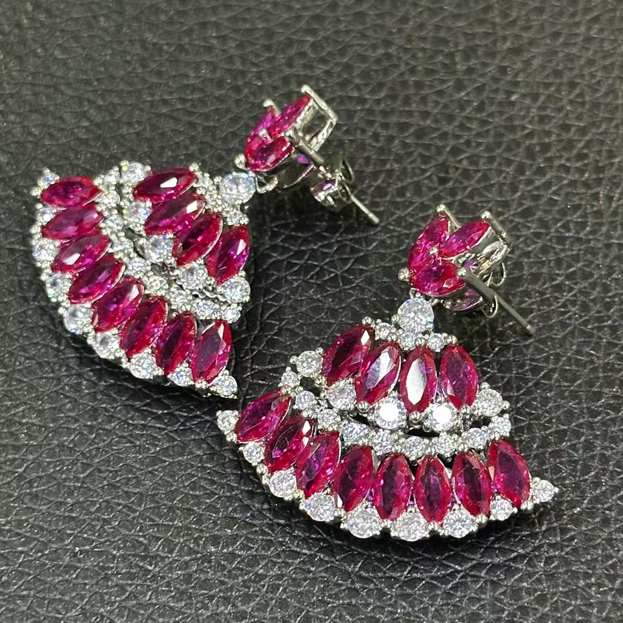 丽哥推荐 高级感红宝石小裙子设计感耳钉 LG2800