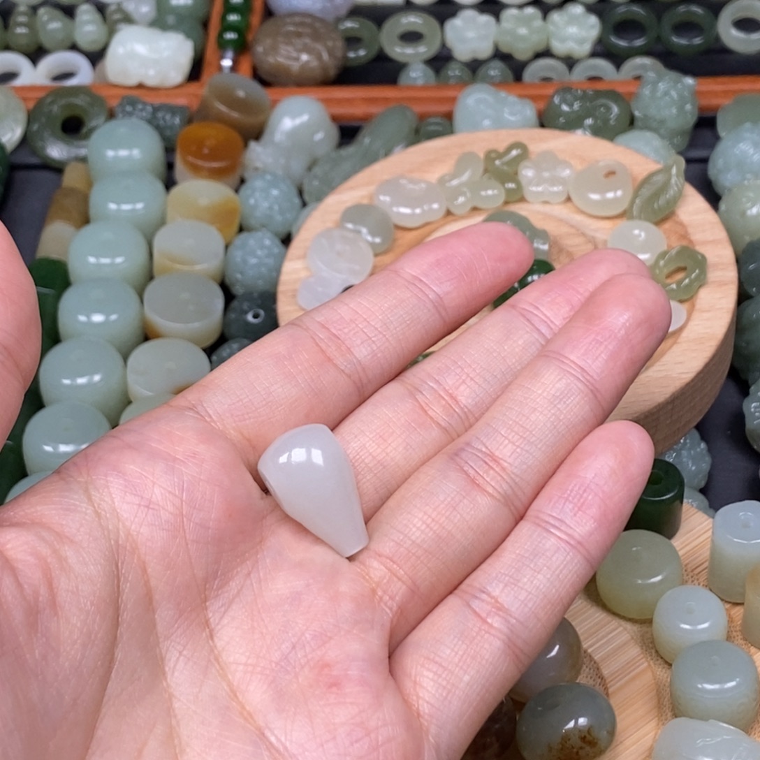 @***儿和田玉未镶嵌颈饰