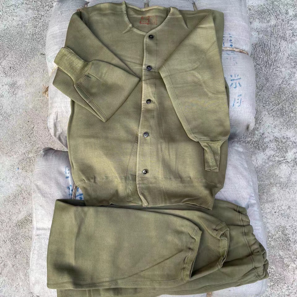 老式土黄色绒衣绒裤