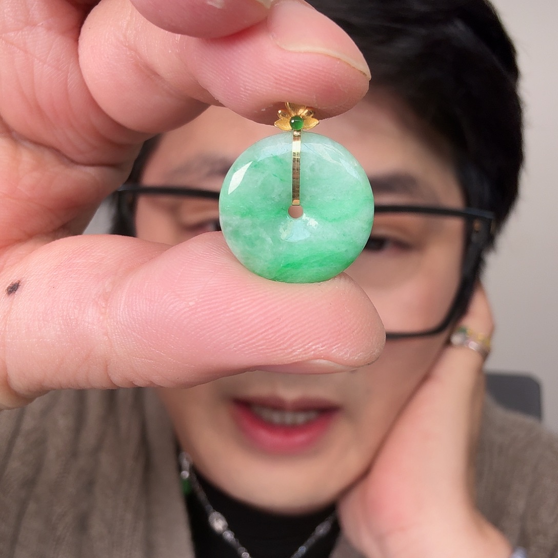 翡翠18K金镶嵌颈饰一件