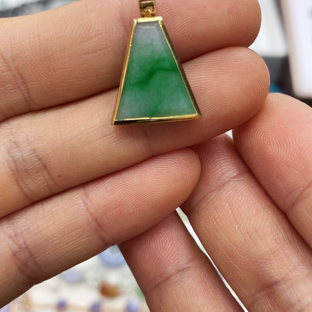 【闪购商品】颈饰18K金镶嵌翡翠