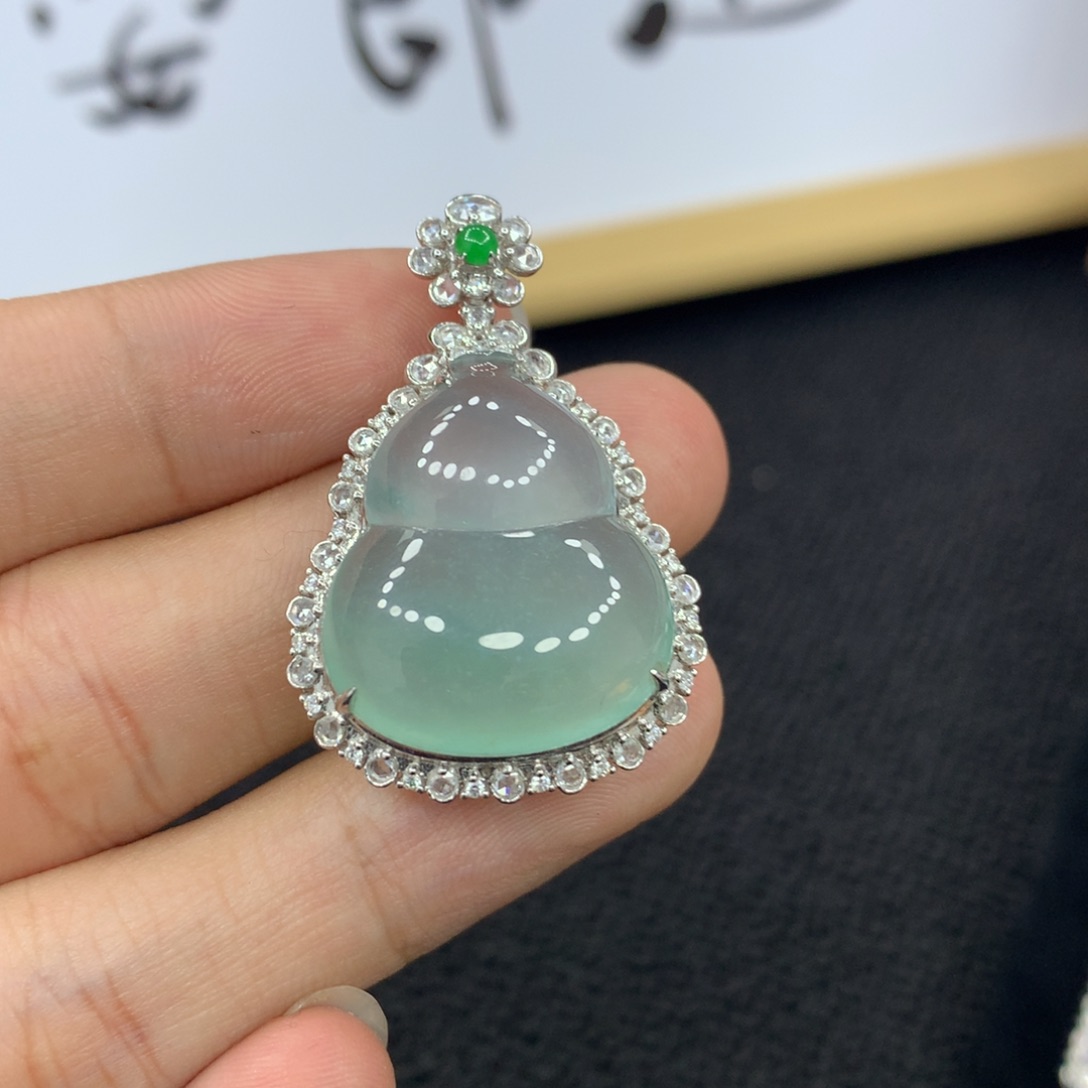 颈饰18K金镶嵌翡翠隆****料葫芦