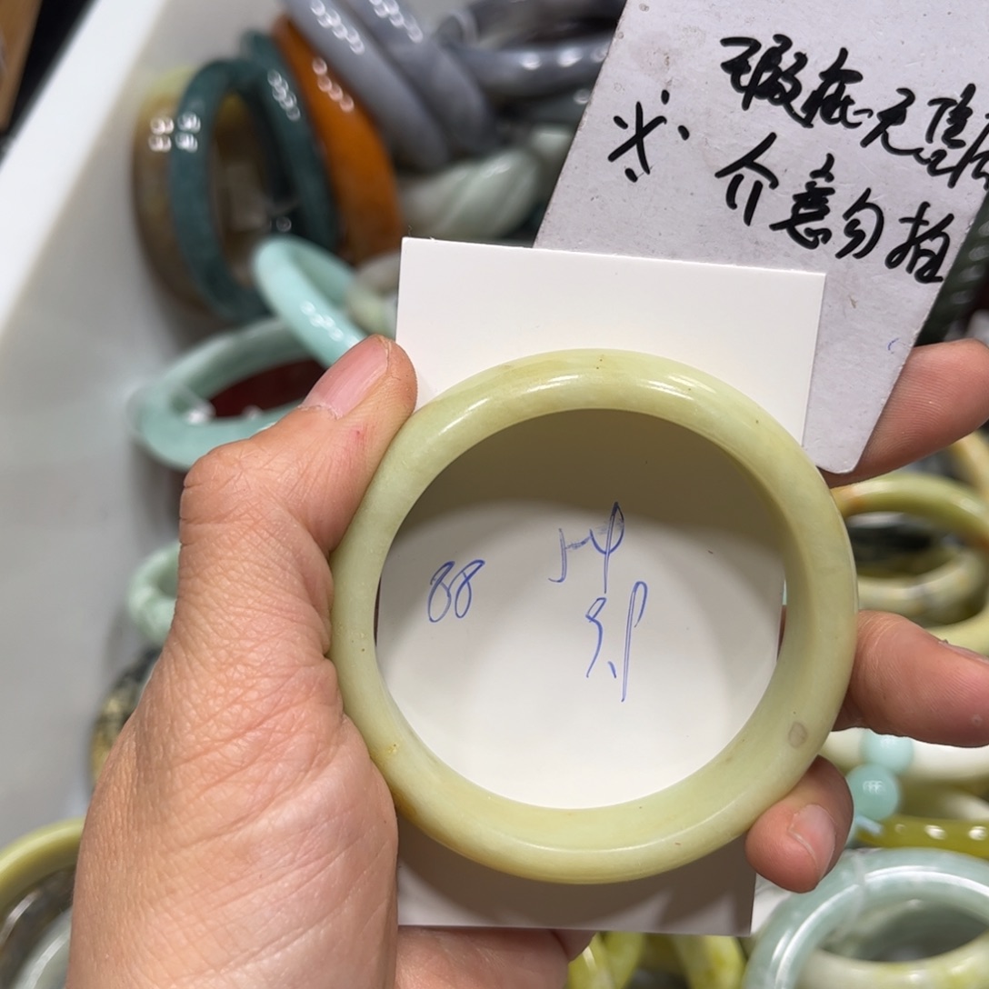 蛇纹石玉手镯未镶嵌
