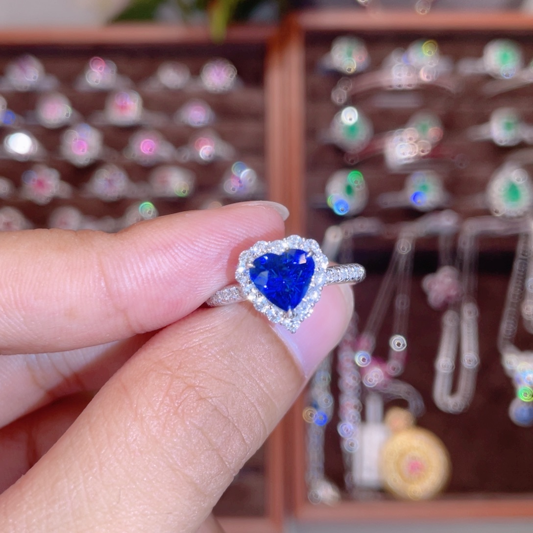 d***丹蓝宝石戒指18K金镶嵌2.01ct 皇家蓝